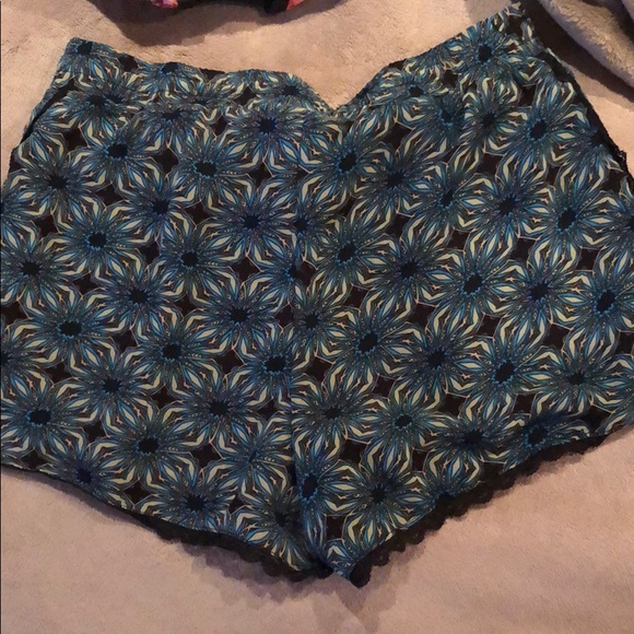 Patterned shorts - Picture 2 of 3